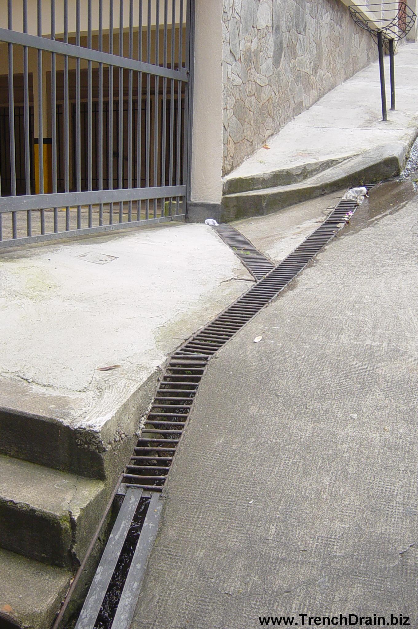 street trench drains, trench drains for roadways, sidewalk trench drains,